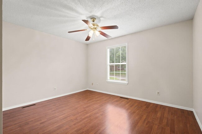 Building Photo - 511 E Dyann Dr