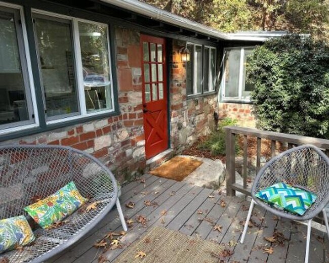 Building Photo - Rustic Cottage near Claremont Resort
