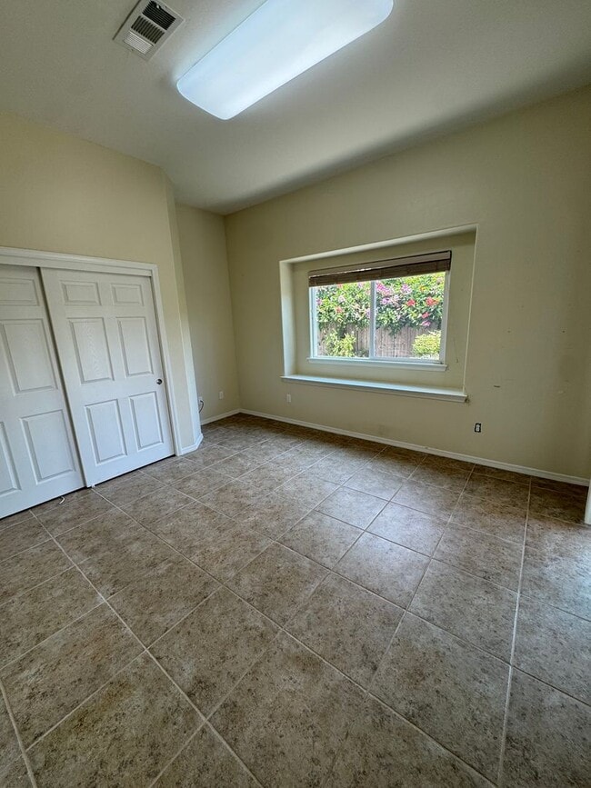 Building Photo - 4 Bed 2 Bath Charming and Well-Cared-For H...