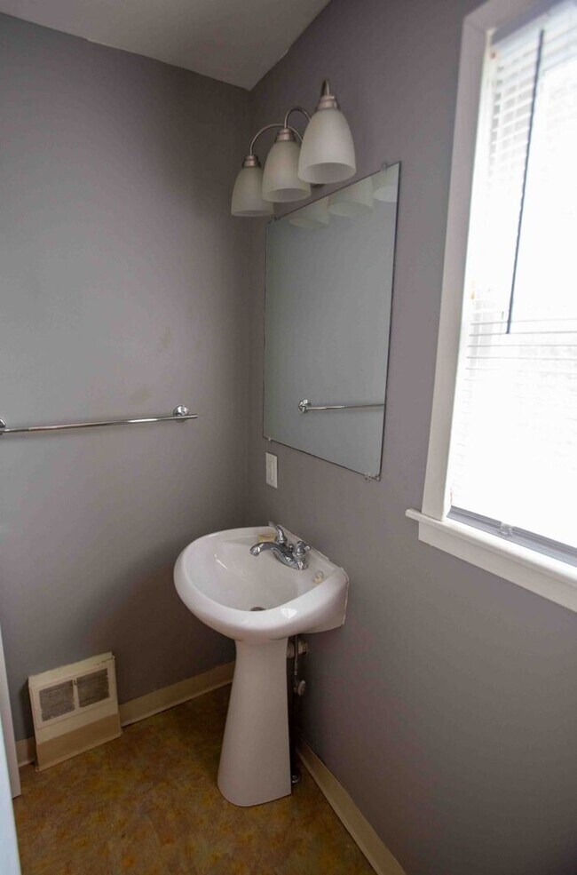 Building Photo - 3 bedroom 2.5 bathroom home with a fully fenced yard!