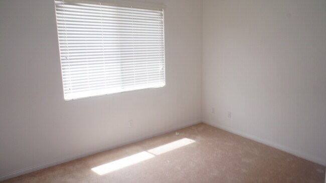 Building Photo - BEAUTIFUL 4 BEDROOM HOME IN GUARD GATED CO...