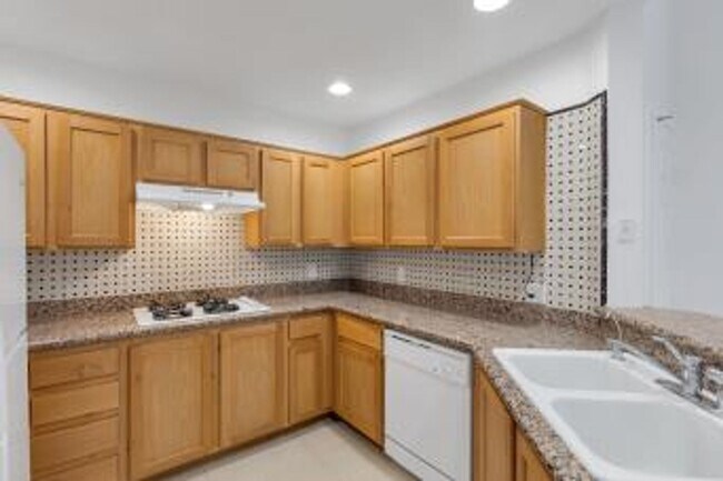 Building Photo - Two bedroom Park Avenue Condo/Freshly pain...