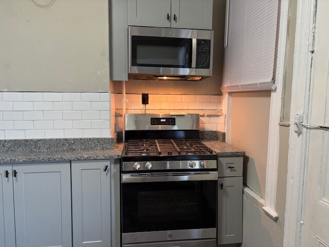 Building Photo - 633 Main St