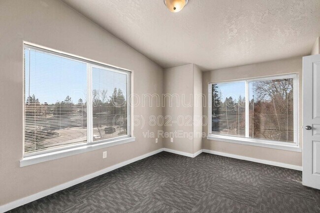 Building Photo - 728 NW Newport Ave