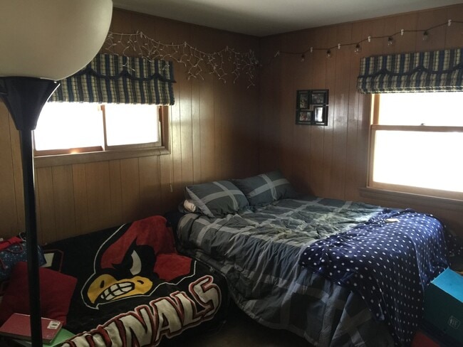 Building Photo - 4 Bed 1 Bath close to UWEC!