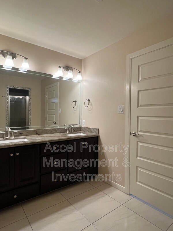 Building Photo - 711 N Abbott Ave