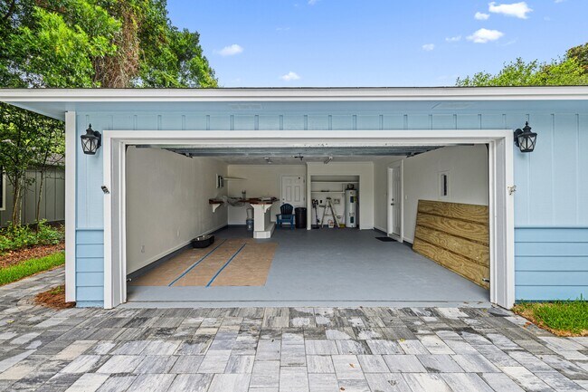 Building Photo - 349 Primrose Cir
