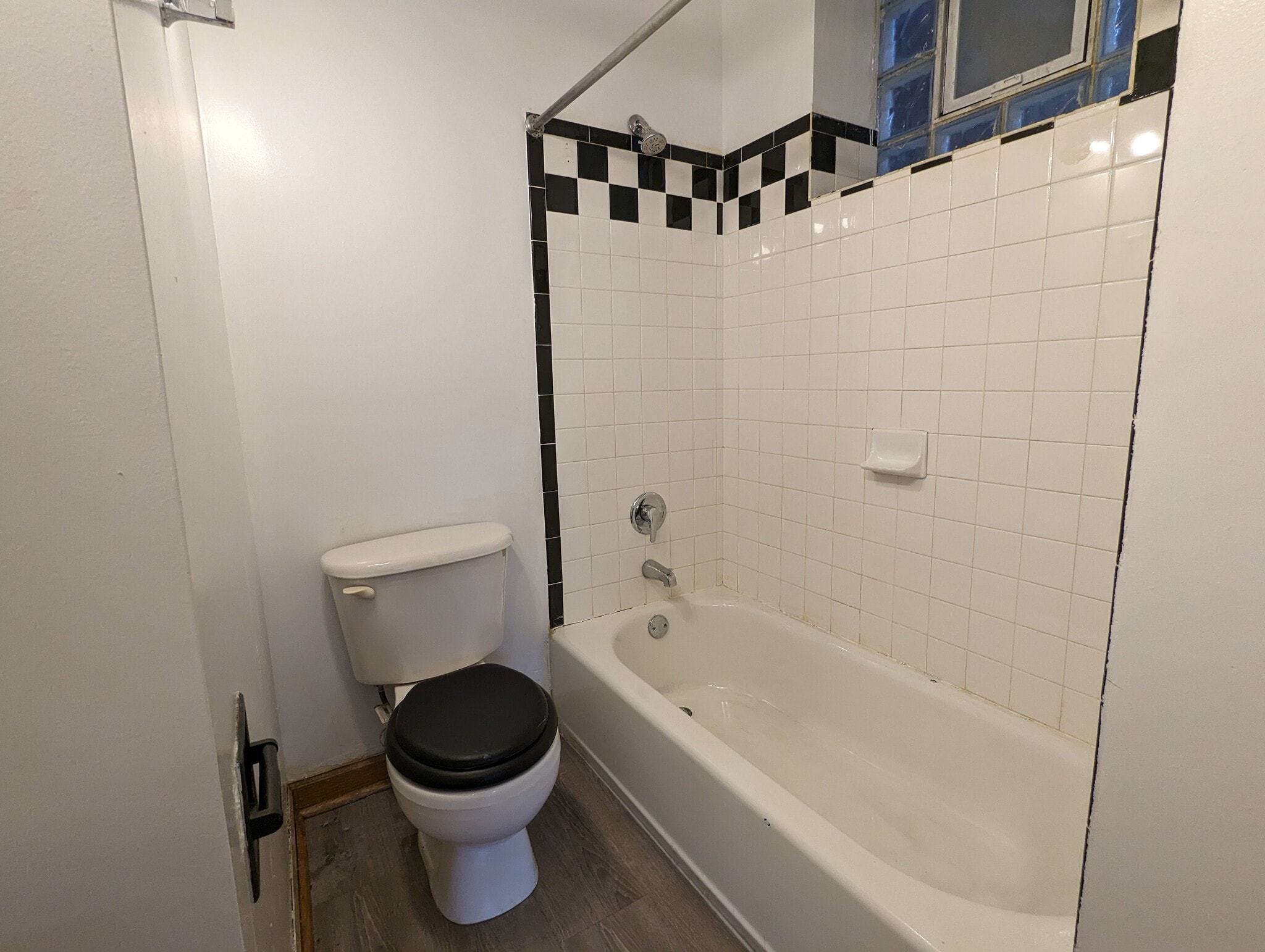 Building Photo - 957 W Cornelia Ave