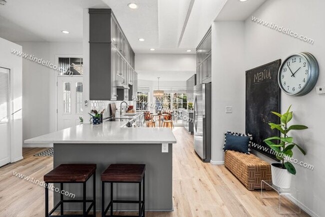 Building Photo - Elegant One-Level Lake Oswego Home with Vaulted Great Room & Garden Patio