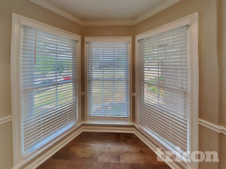 Building Photo - 210 Rollingwood Ct