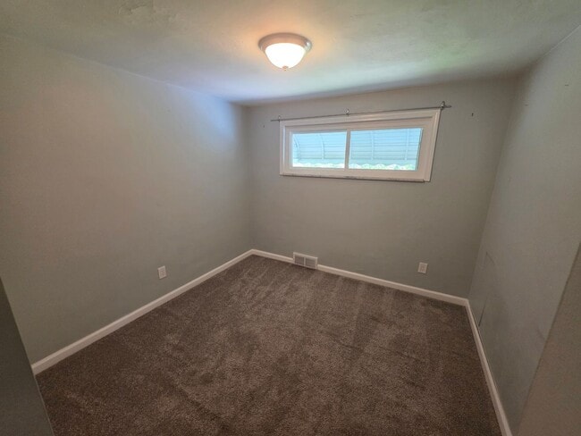 Building Photo - 3-bedroom, 2-bath home in West Mifflin