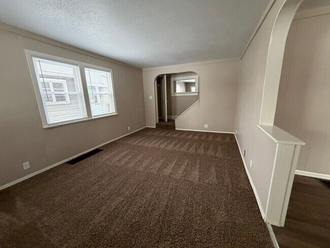 Building Photo - 2501 Oakridge Rd