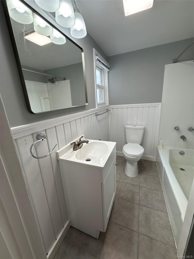 Building Photo - 49 1/2 Elm St