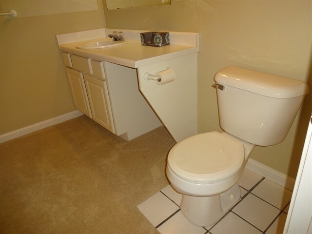 Building Photo - 875 Oaklen View Dr