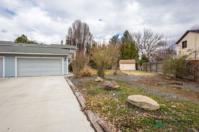 Building Photo - New Renovated 2 Bed 2 bath Townhome