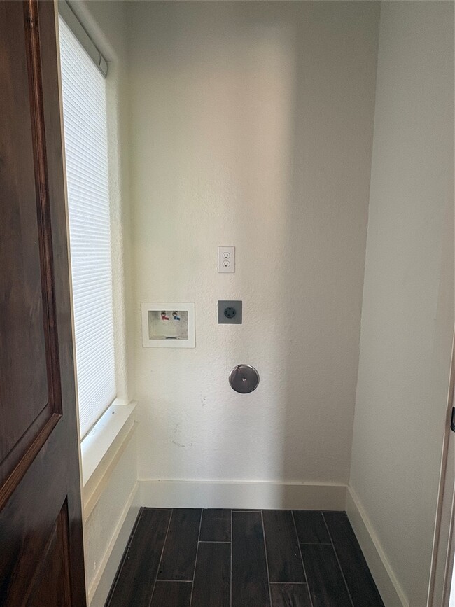 Building Photo - 405 E Mulberry St