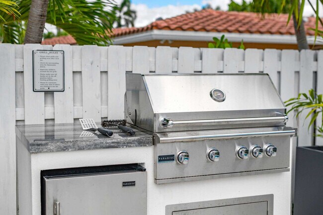 Building Photo - 2407 NE 33rd Ave