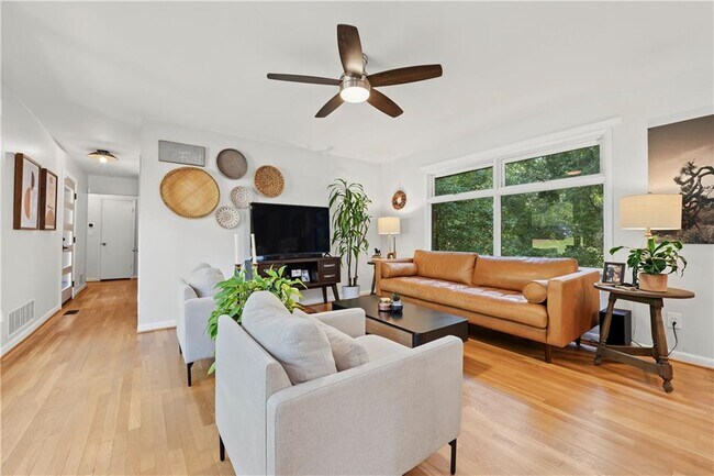 Building Photo - 3831 Greenhill Dr