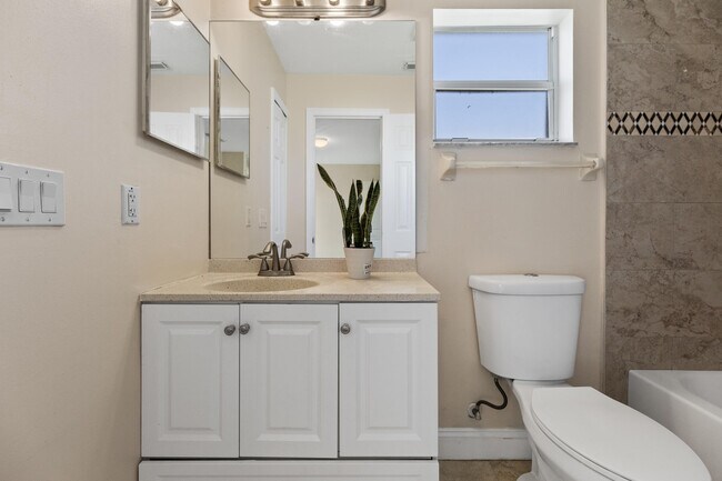 Building Photo - 2110 SW Trenton Ln