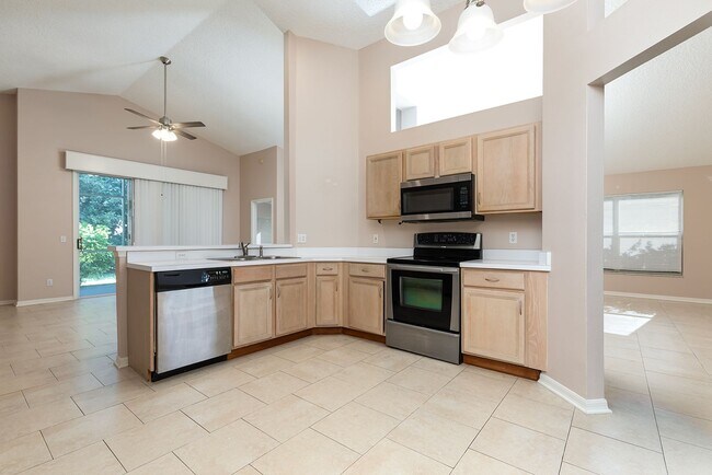 Building Photo - HEATHROW 3 BDRM HOME READY NOW!