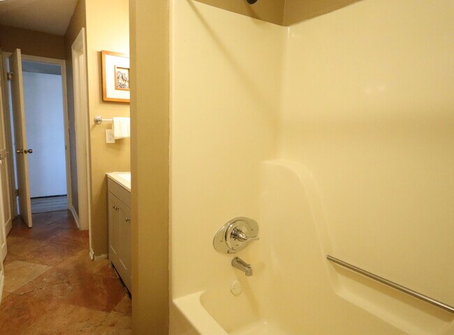 Building Photo - "Coastal Comfort Awaits: Furnished 2-Bed Condo with Pool in Destin!"