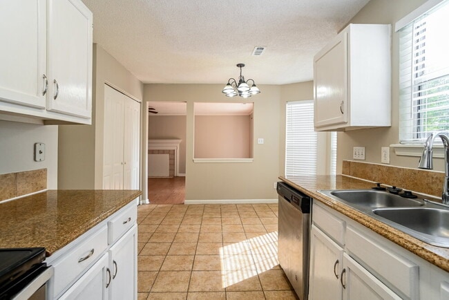 Building Photo - 8129 Vermilion Dr