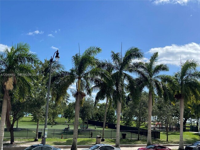 Building Photo - 1800 N Bayshore Dr