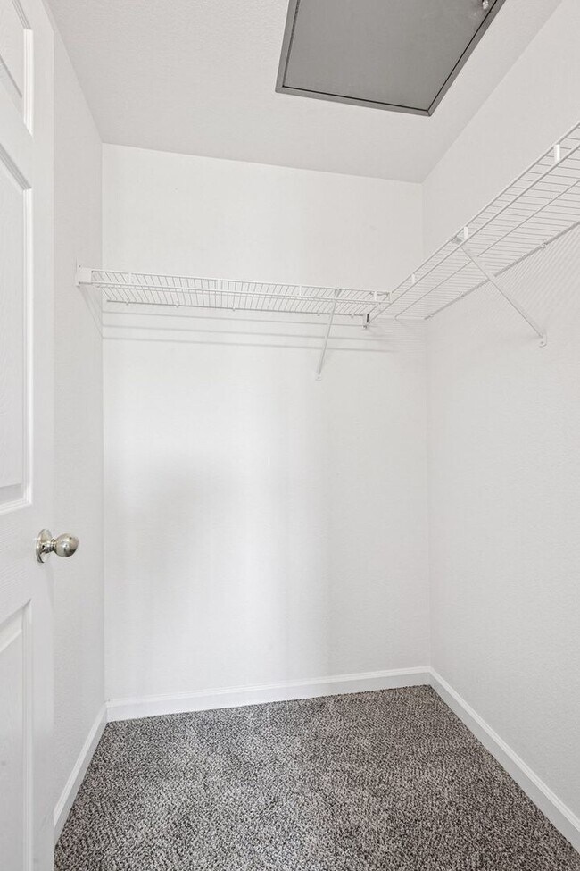 Building Photo - Spacious 3-Bed, 2-Bath Townhome with Garag...