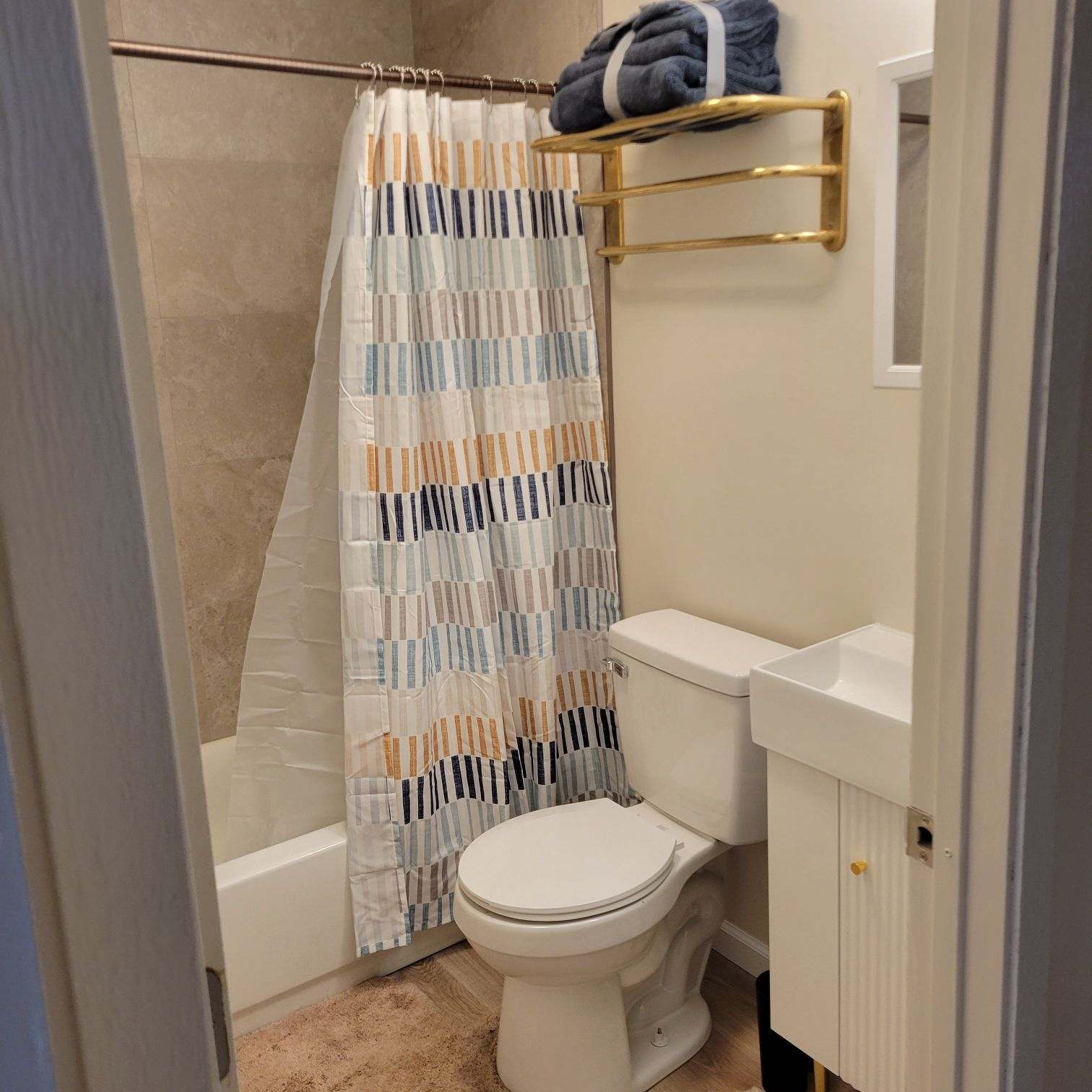 Building Photo - 1213 Center St