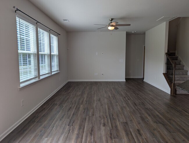 Building Photo - Move-in ready Ranch Style Home Located in ...