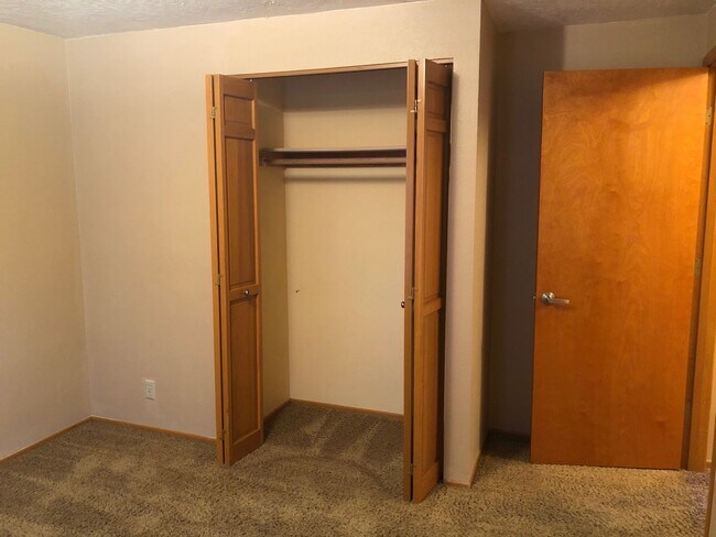 Building Photo - 2-bedroom 2-bathroom duplex with 2 garages in Eugene!