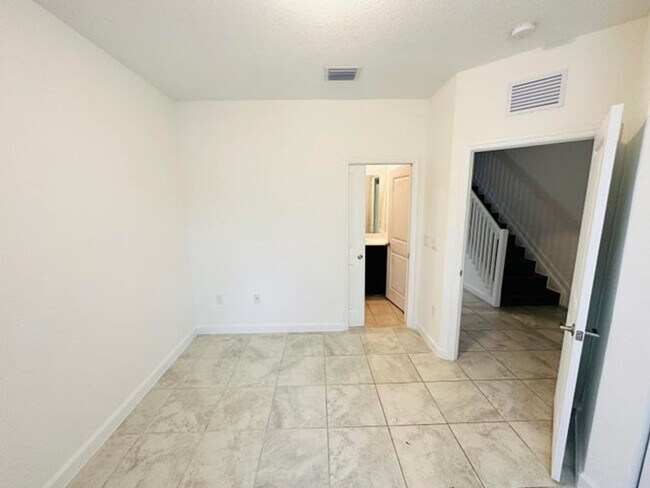 Building Photo - 346 NE 208th Terrace