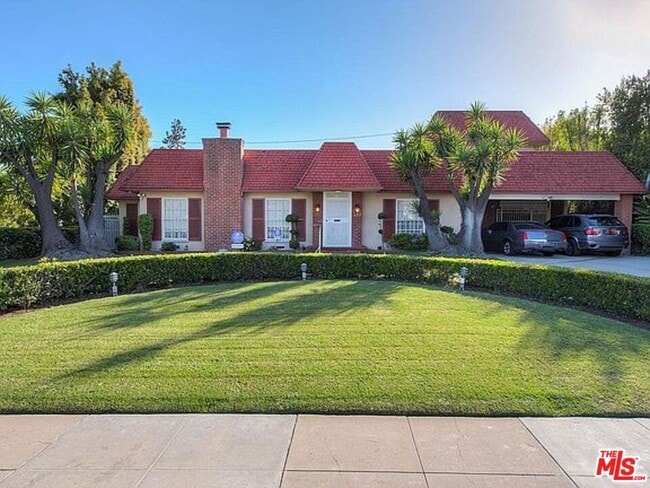 Building Photo - 525 N Rexford Dr