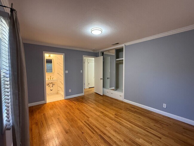 Building Photo - 5805 20th Ave