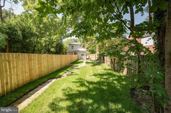 Building Photo - 207 E Nelson Ave