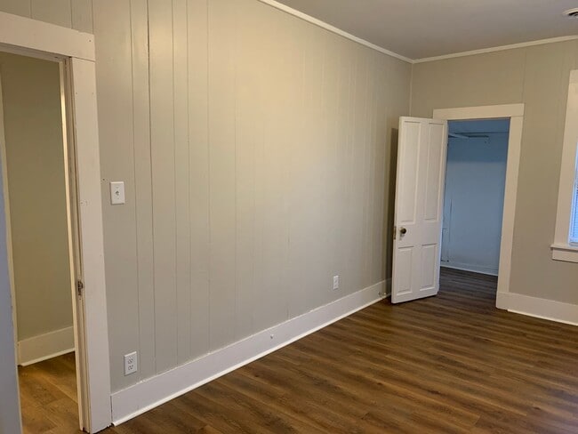 Building Photo - 385 E Perry St