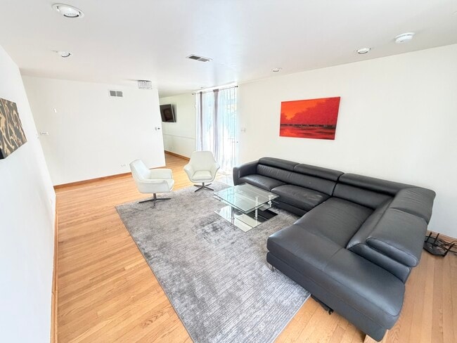 Building Photo - 5557 S Harper Ave