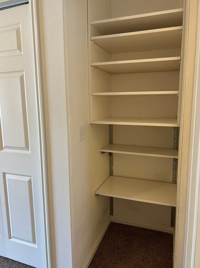 Building Photo - 2 bed 1.5 bath unit in the Meadows