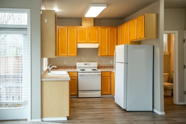 Building Photo - 3 Bedroom Town Home Close to Nike Available !