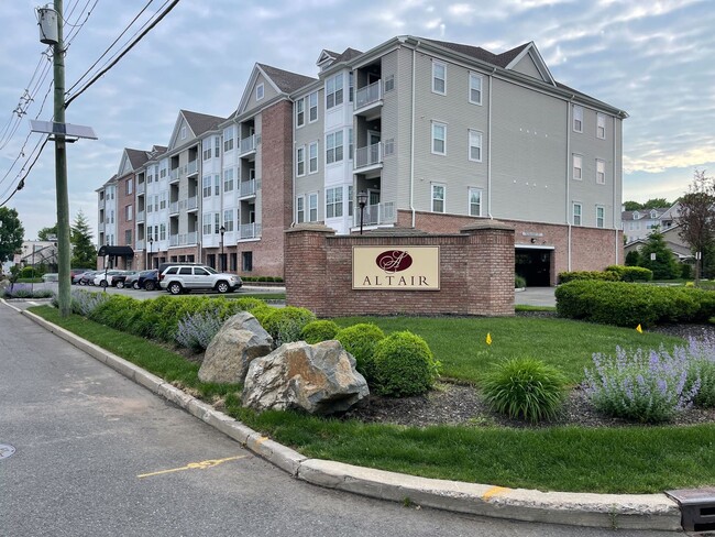 Building Photo - Condo unit 2BR 2 Baths 55+ and older