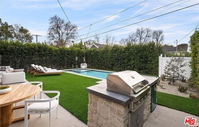 Building Photo - 4453 Gentry Ave