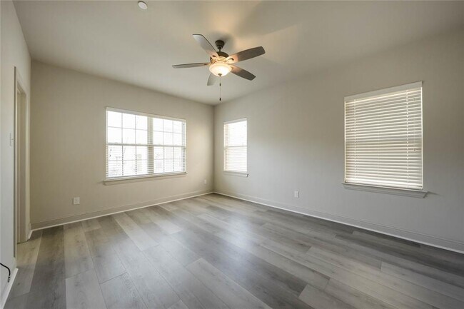 Building Photo - 2745 Troutt Dr