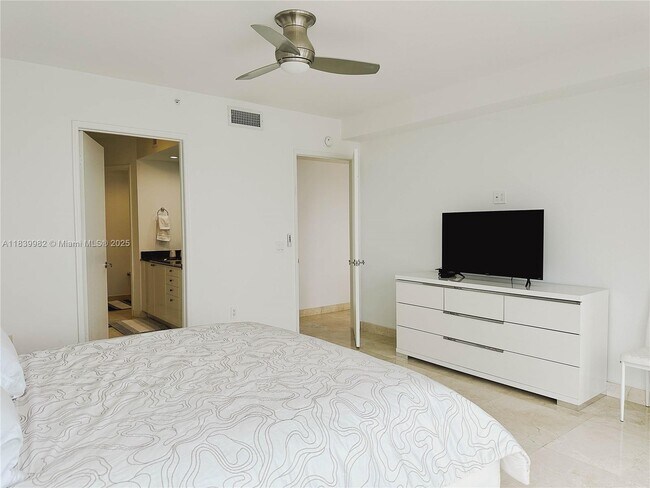 Building Photo - 17555 Collins Ave