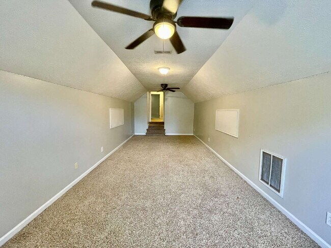 Building Photo - Spacious 3-Bedroom Nest with 2.5 Baths And Bonus Room in Linden