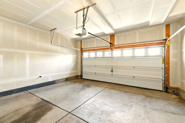 Building Photo - 3 Bedroom 2.5 Bathroom "Like-new" Single F...