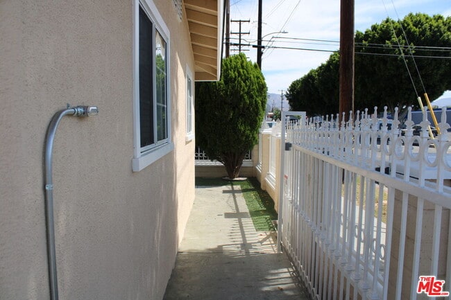 Building Photo - 1402 Celis St