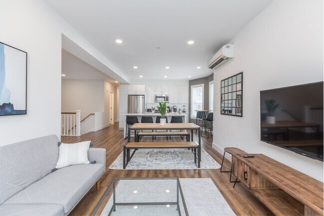 Building Photo - Huge 5 Bed each with their own Bathroom!