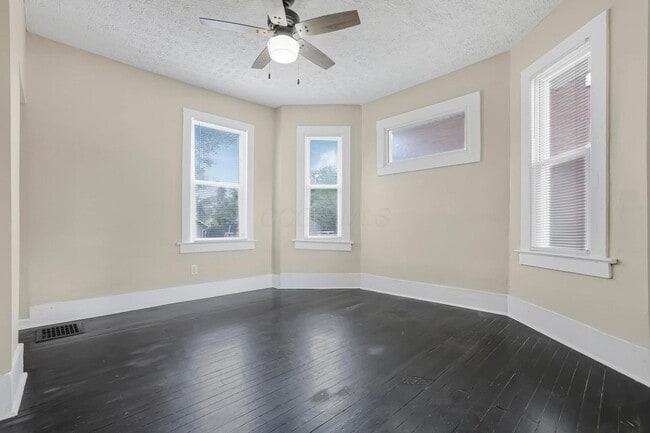 Building Photo - 172 S Richardson Ave