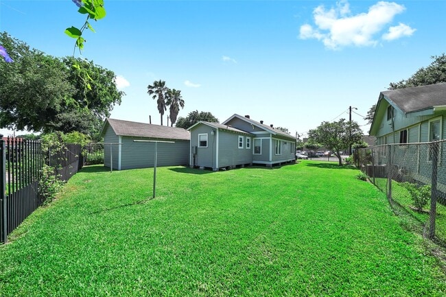 Building Photo - 325 N Sidney St