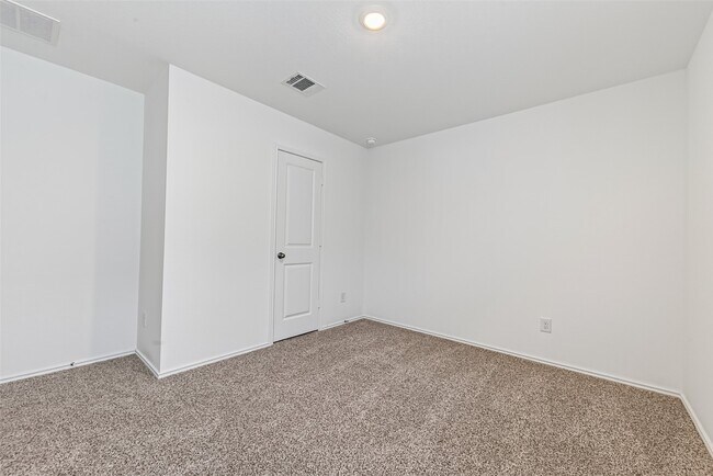 Building Photo - 3030 Lake Crest Dr